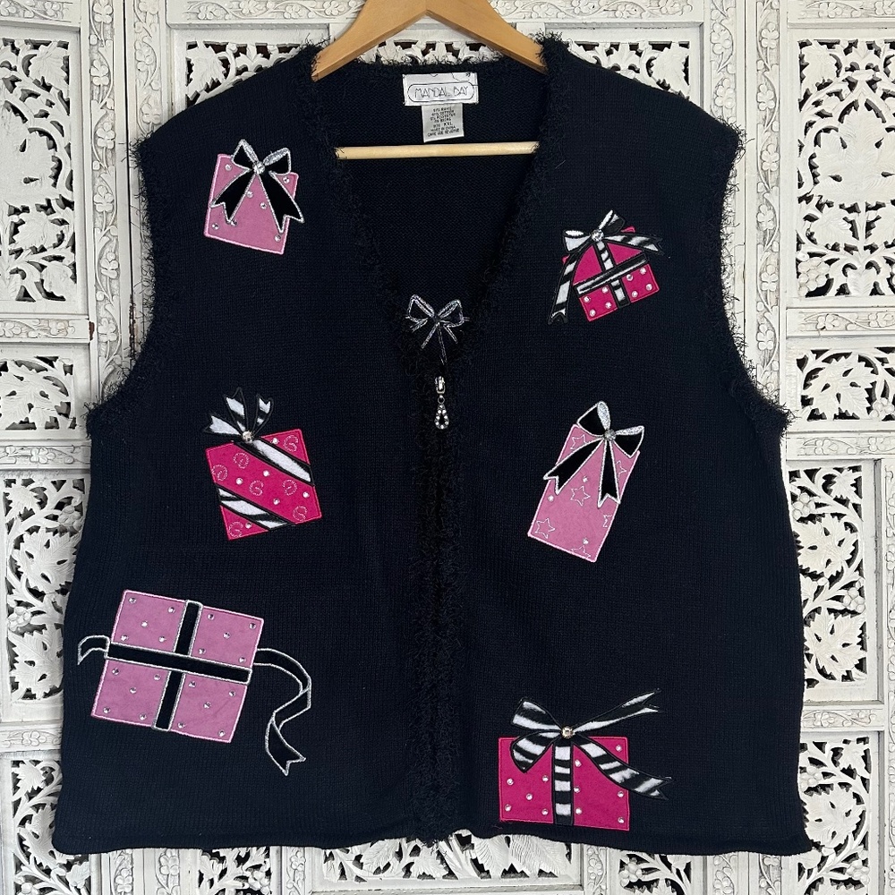 Vintage Mandal Bay Black & Pink Christmas Theme Gift Present Sweater Vest Sz XXL